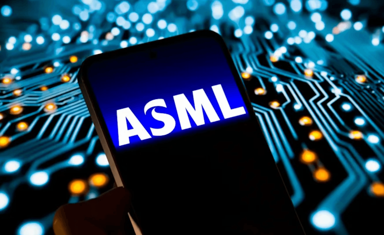 ASML Stock Falls Despite a Record Q3 and Higher Outlook: Is the AI Chip Equipment Boom Already Priced In?